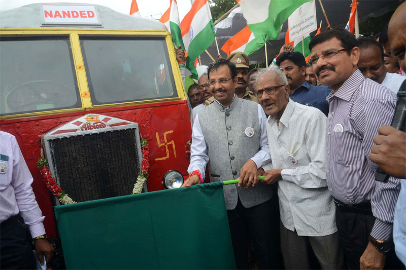 TSRTC PARADE NANDED Nizam-era bus steals show at TSRTC parade