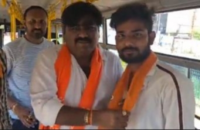 Auto Rickshaw Driver Auto-rickshaw driver, who invited Kejriwal for dinner, is 'PM Modi's fan'