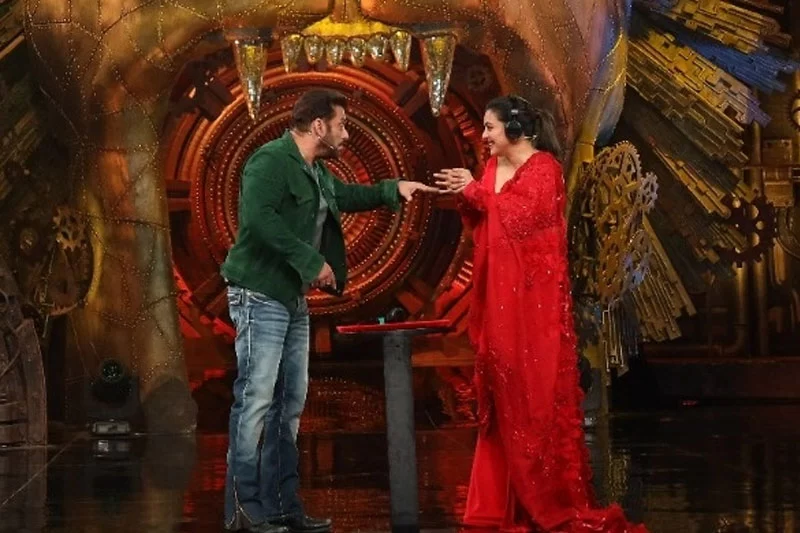 BB 16 KAJOL 5 jpg 'BB 16': Kajol, Revathy join Salman Khan 'Weekend Ka Vaar' (with pics)