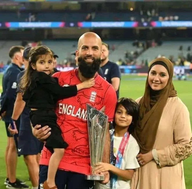 Moeen Ali jpg England team's gesture towards Moeen Ali and Adil Rashid earns them huge respect
