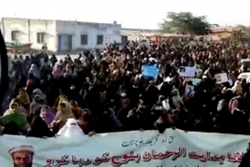 BURQA CLAD PROTEST Burqa-clad women protest in Pak