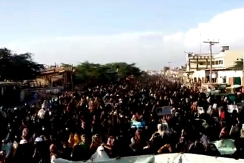 BURQA CLOUD PROTEST 1 Burqa-clad women protest in Pak