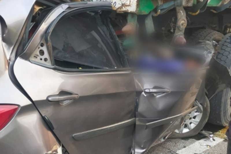 car rams 2 3 killed as car rams into truck on Mumbai-Pune Expressway