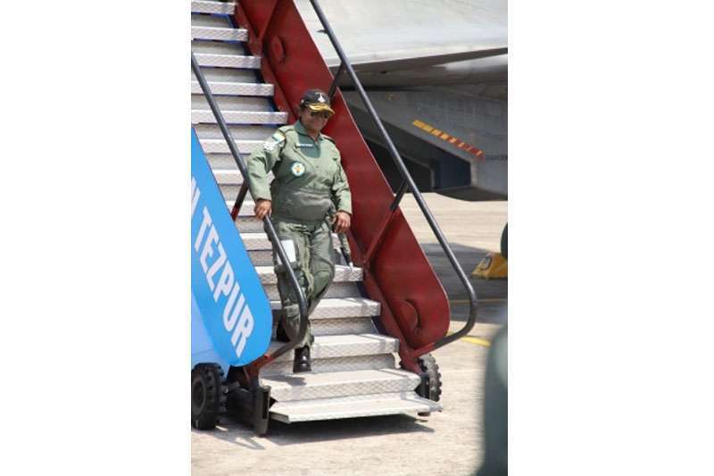 MURMU FIGHTER PLANE 4 President Murmu takes historic sortie in Sukhoi 30 MKI fighter aircraft in Assam