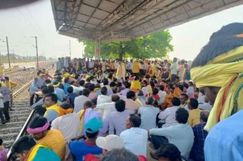 Protest On Railway Track2 Train services hit as Kurmi community protests on Howrah-Mumbai rail route