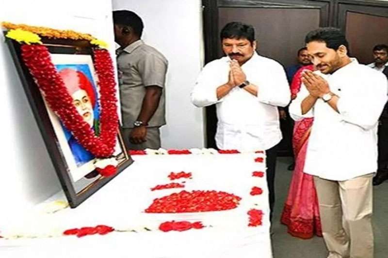 YS JAGAN JYOTIRAO PHULE 1 Telangana, Andhra Pradesh CMs pay tributes to Jyotirao Phule