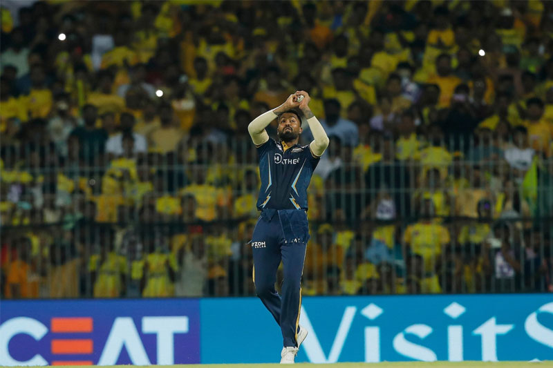 Hardik Pandya Takes catch of MSD