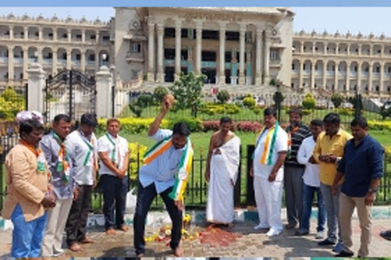 VIDHAN SOUDHA1 1 Congress workers purify Karnataka Vidhana Soudha with cow urine
