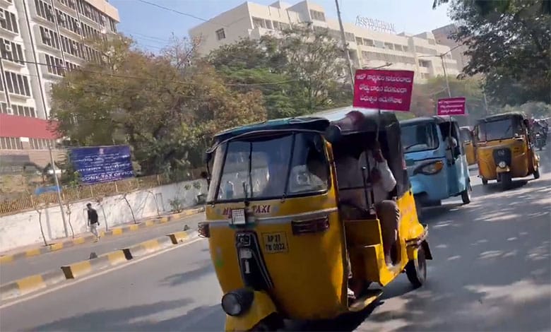 BRS legislators arrive in autorickshaws to attend Budget session