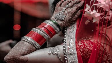 Bride elopes with boyfriend from beauty parlor; groom returns home