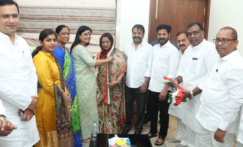 Hyderabad Mayor Gadwal Vijayalaxmi Joins Congress