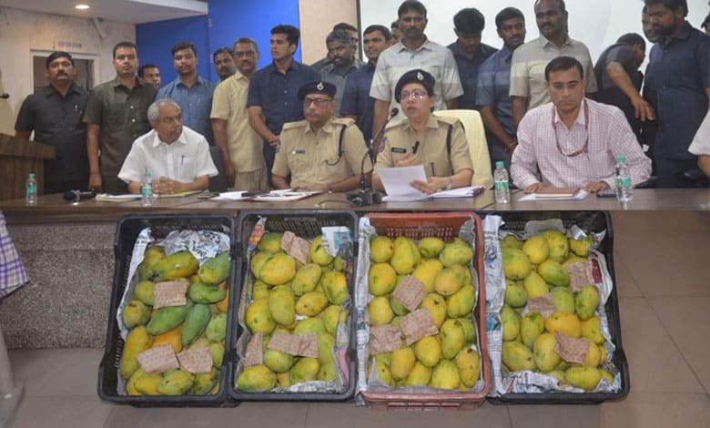 Gang ripening fruits by artificial process in city busted