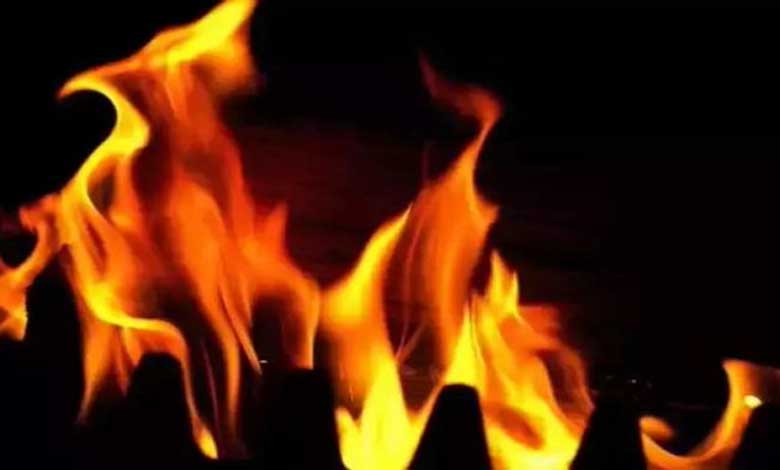 Man sets pregnant wife on fire