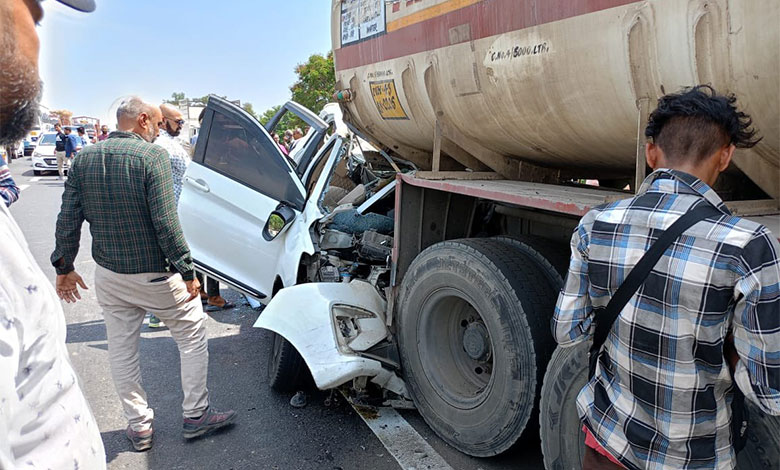 10 killed as overloaded car rams into truck on Vadodara-Ahmedabad Expressway