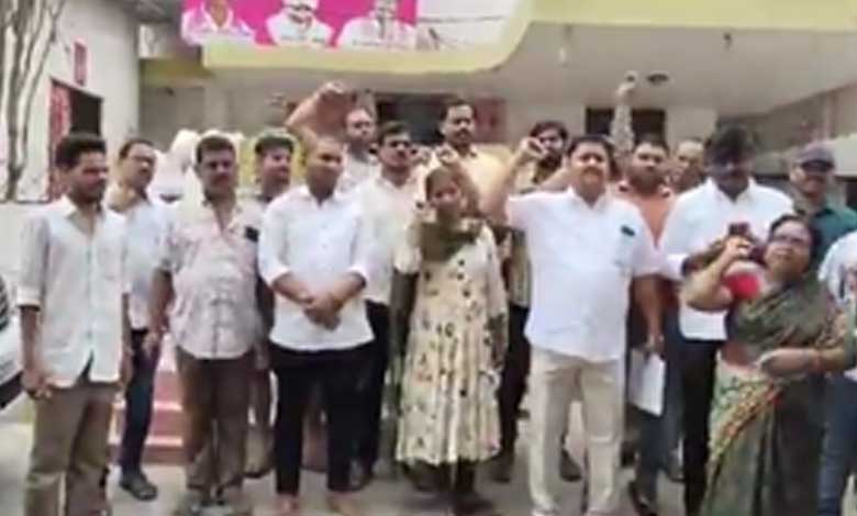 2BHK scheme applicants stage protest at BRS candidate’s house