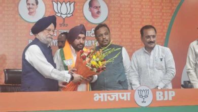 Former Delhi Cong leaders, including Arvinder Singh Lovely, join BJP