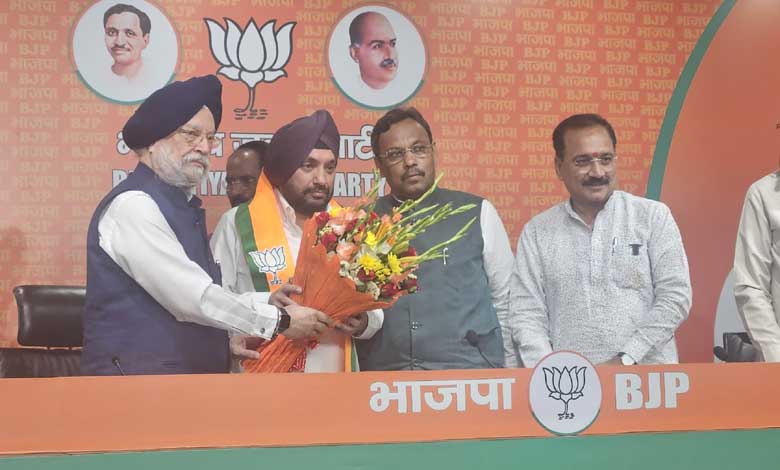 Former Delhi Cong leaders, including Arvinder Singh Lovely, join BJP