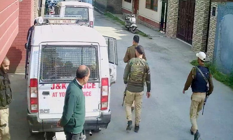 MIR WAIZ DETENTION Mirwaiz Umar Farooq placed under house arrest again