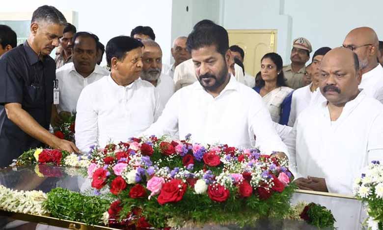 Telangana CM pays homage to senior Congress leader Srinivas