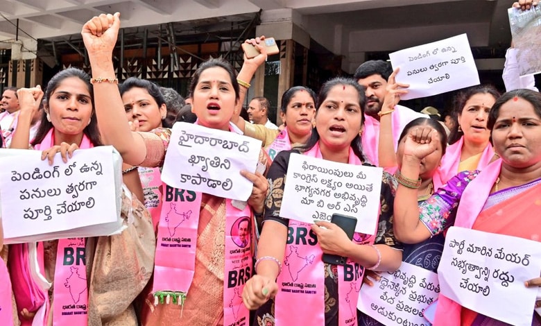 GHMC BRS PROTEST Hyderabad News | Commotion at GHMC General Body Meeting, BRS Members Demand Mayor's Immediate Resignation