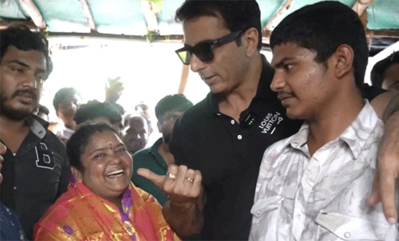 Sonu Sood meets viral Hyderabadi food stall owner Kumari Aunty