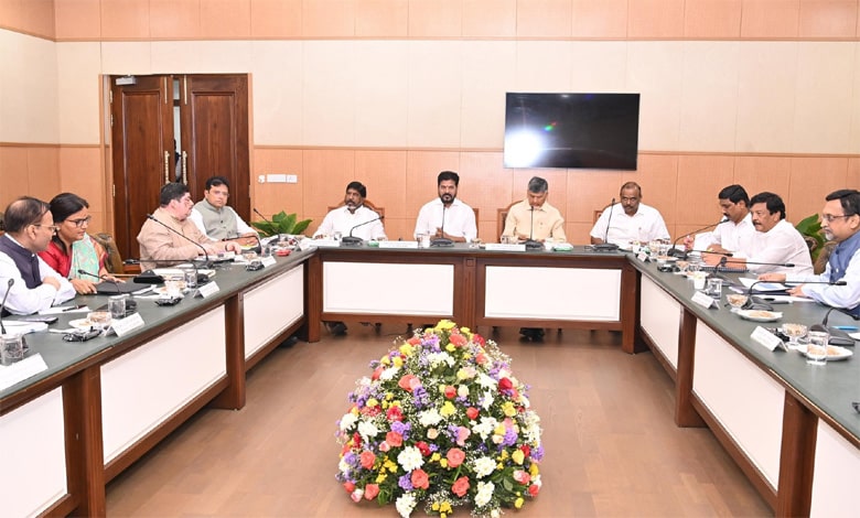 AP & Telangana CMs decide to form high-level committee to resolve pending issues