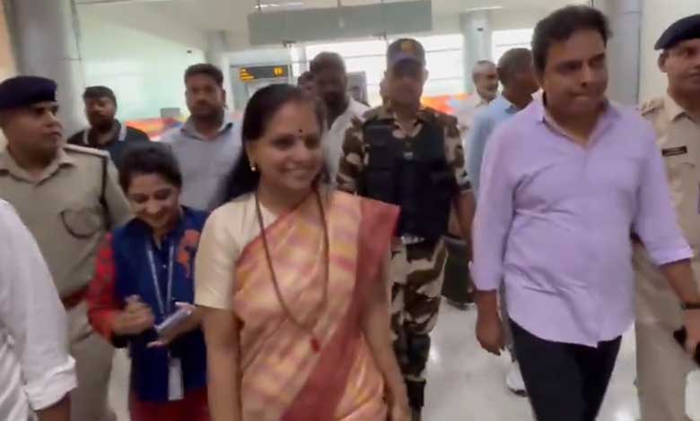 Breaking News | MLC Kavitha Arrives in Hyderabad from Delhi, Welcomed by KTR and BRS Leaders: Video