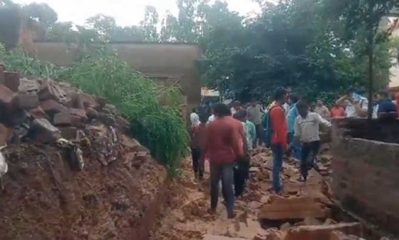 4 school kids buried alive as wall collapses