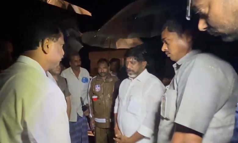 Telangana News | Deputy Chief Minister Visits Flood-Affected Areas in Khammam at 2 AM