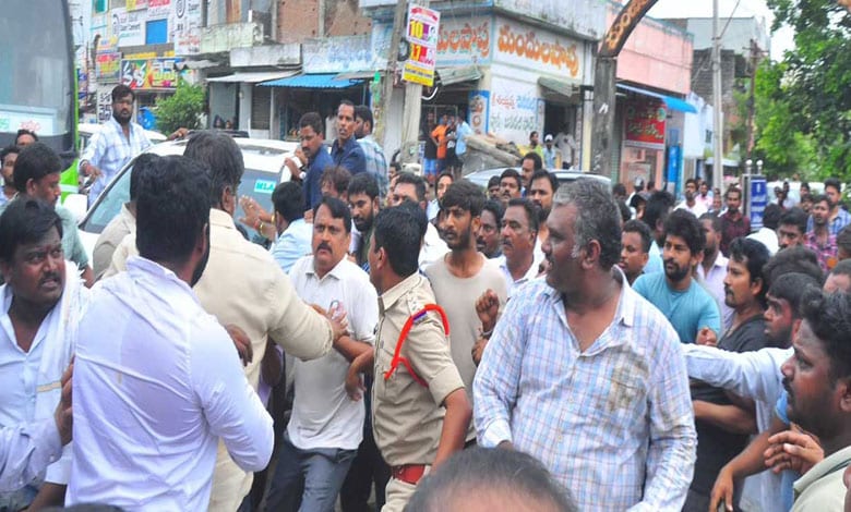 Telangana News | Congress Workers Attack Harish Rao, BRS Workers Injured in Khammam