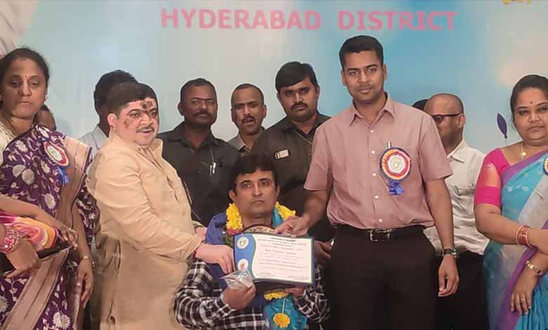 Hyderabad School Assistant Honored with Best Teacher Award