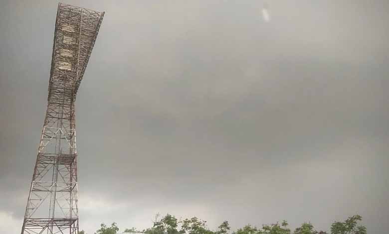 Dramatic Skies in Hyderabad as Heavy Rains Hit Many Areas, Causing Traffic Disruptions