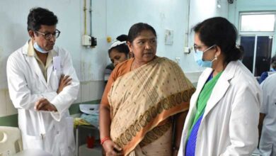 Hyderabad News | Minister Seethakka Visits Gandhi Hospital, Extends Support to Injured Tribal Woman