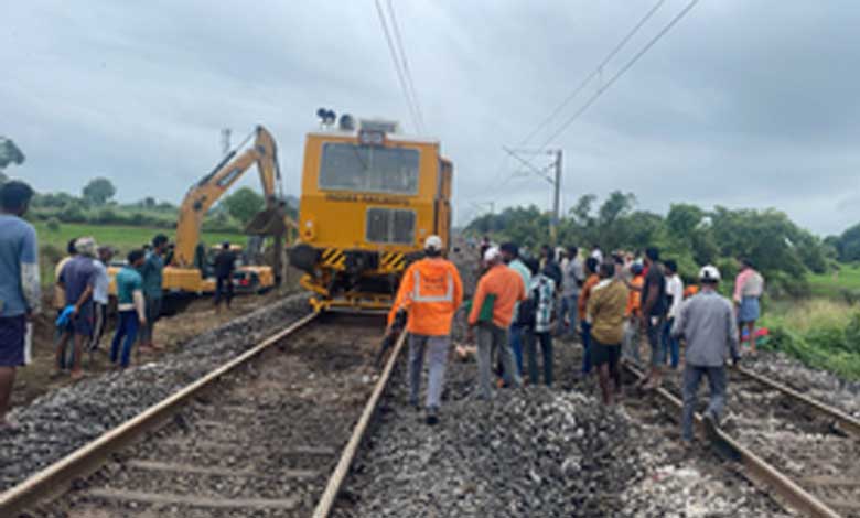 Damaged tracks restored, train traffic on Vijayawada-Hyderabad route set to resume (Lead)