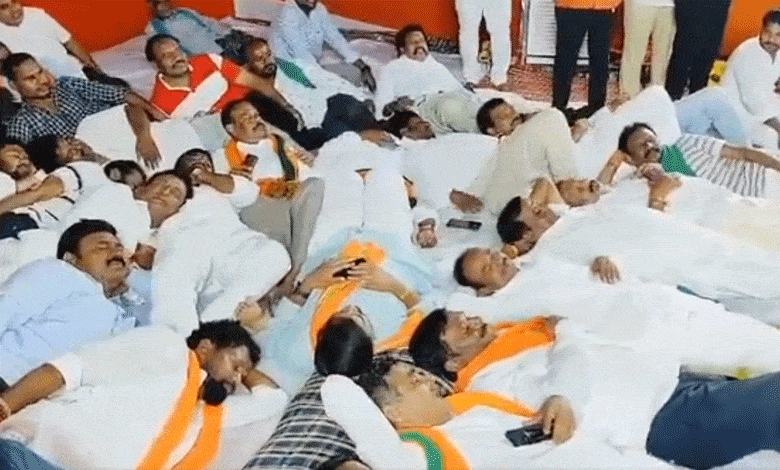 Telangana: BJP Leaders Stage Overnight Protest at Indira Park Over Farmers' Issues