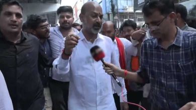 Bandi Sanjay leads protest against police action on Gr-1 candidates