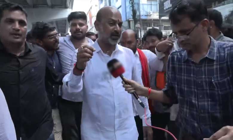 Bandi Sanjay leads protest against police action on Gr-1 candidates