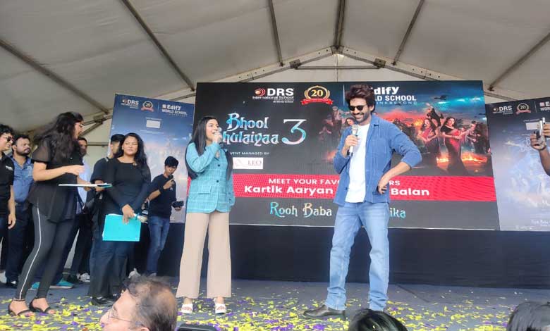 Bollywood Actor Kartik Aaryan Dances with School Students During 'Bhool Bhulaiyaa 3' Promotions