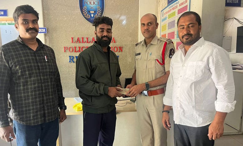 Lineman’s Honesty in Hyderabad Wins Hearts, Returns Rs. 2 Lakh to Police