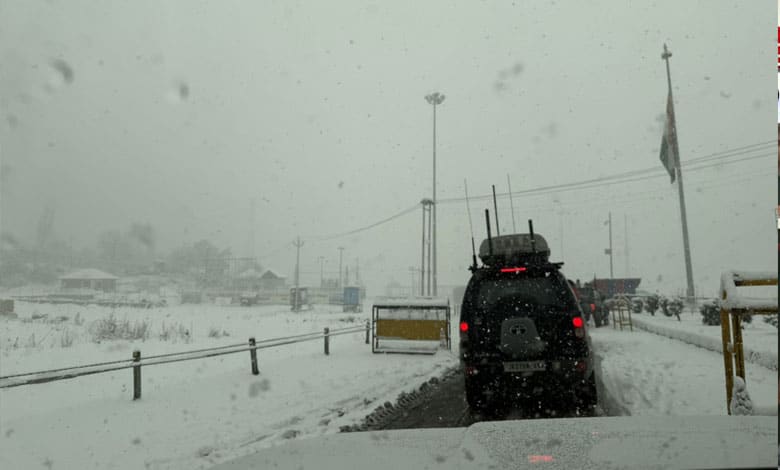 1 3 Fresh Snowfall Blankets Kashmir, Disrupts Air, Road, and Rail Traffic