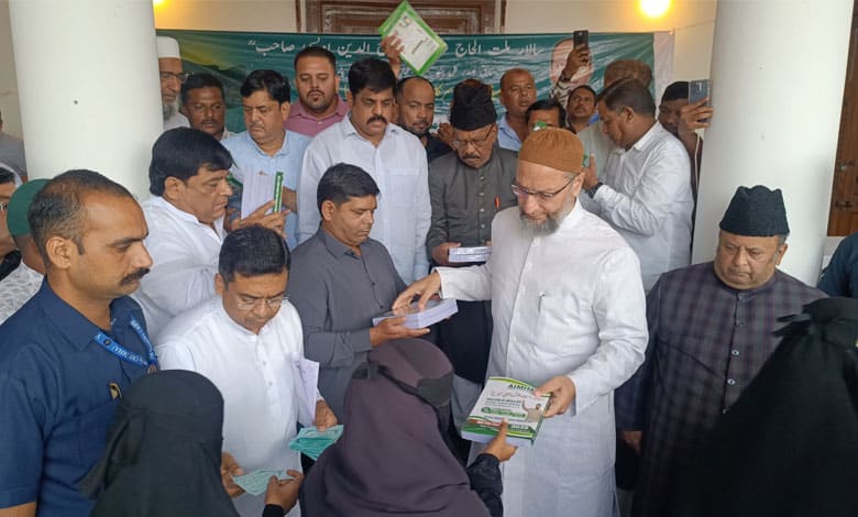 AIMIM Distributes "Salar-e-Millat All-in-One Guide" to Urdu Medium Students in Telangana