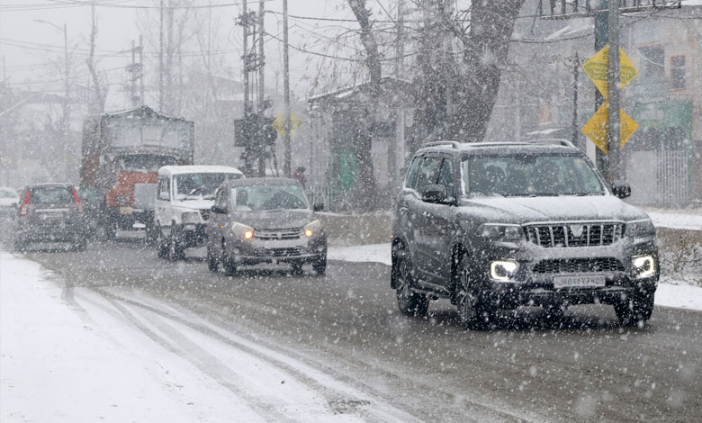 12 16 Fresh Snowfall Blankets Kashmir, Disrupts Air, Road, and Rail Traffic