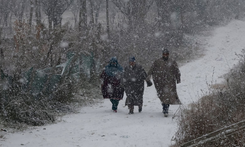 123 107 Fresh Snowfall Blankets Kashmir, Disrupts Air, Road, and Rail Traffic