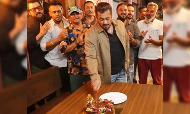 Salman Khan Hosts Intimate Birthday Celebration Amidst Sikandar Movie