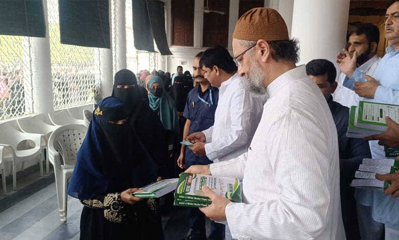 2 AIMIM Distributes "Salar-e-Millat All-in-One Guide" to Urdu Medium Students in Telangana