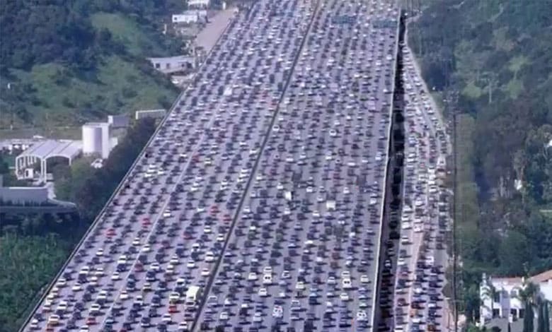 The World’s Longest Traffic Jam: 12 Days, 100 Kilometers, and an Unforgettable Delay