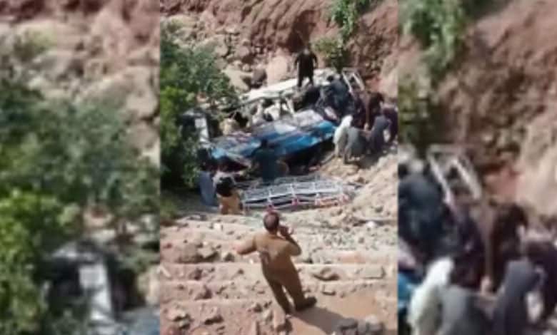 Pakistan: Two killed, 15 injured in road accident