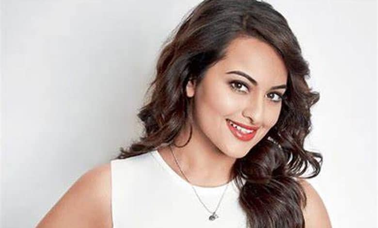 SONAKSHI 3 Sonakshi and Zaheer hang out with ‘cool cats’