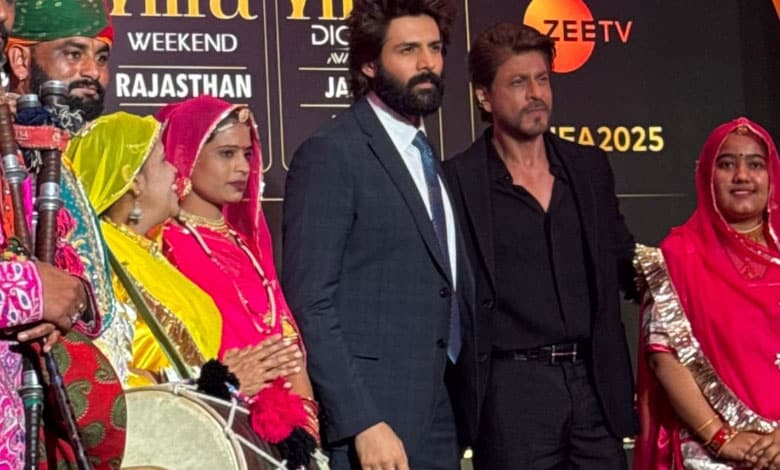 121 71 Shah Rukh Khan Teaches Kartik Aaryan Rajasthani Phrases Ahead of IIFA