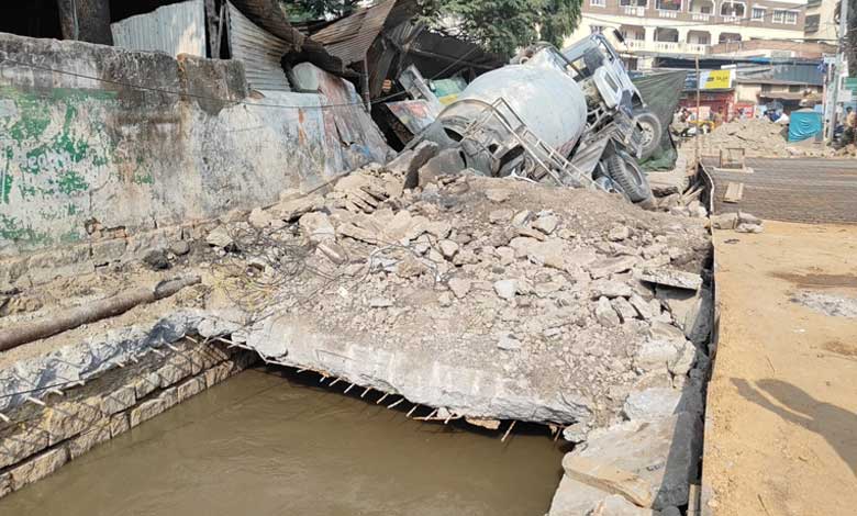 2 35 Goshamahal Crusher Lorry Accident: Residents Fed Up with Nala Neglect